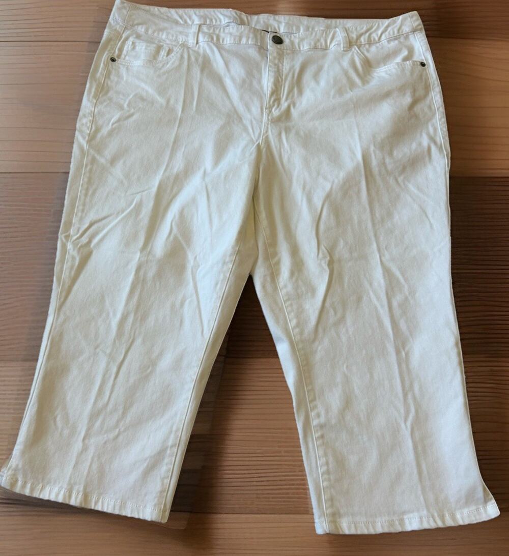 NWOT Womens White Stretch Capris 22 Lane Bryant Coastal Beach Comfy Denim Shorts